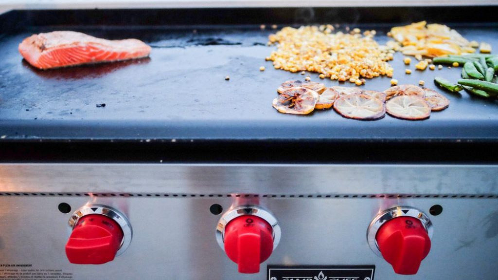 5 Best Outdoor Griddles for Maximum Convenience and Versatility
