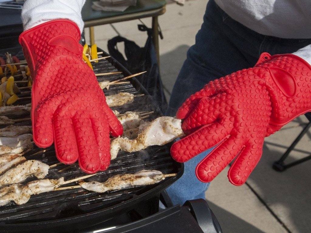 10 Best Pairs of BBQ Gloves to Keep Your Hands Safe While You Grill